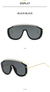 Vue avant et latérale de grandes lunettes de soleil tendance avec détails en métal doré