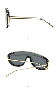 Détails de lunettes de soleil à monture large noire et fines branches en métal doré