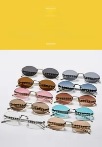 Vue détaillée des lunettes de soleil ovales sans monture avec verres colorés et perles
