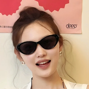 Modische schwarze Cat-Eye-Sonnenbrille für Damen mit einem Vintage-Ästhetik-Look