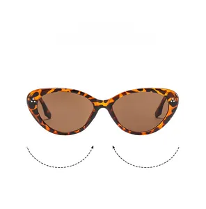 Detail der Schildpatt-Katzenaugen-Sonnenbrille mit braunen Gläsern und dekorativen Nieten