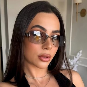 Lunettes de soleil Y2K sans monture avec verres dégradés et détails en métal sur modèle