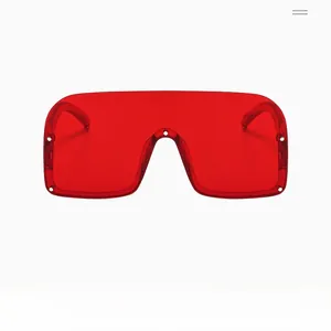 Détail des lunettes de soleil masque rouges avec clous argentés et design carré