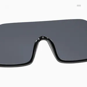 Détail de lunettes de soleil carrées sans monture avec cadre noir et verres gris