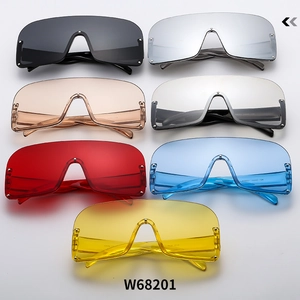 Vue à plat de lunettes de soleil carrées sans monture en sept couleurs et finitions miroir