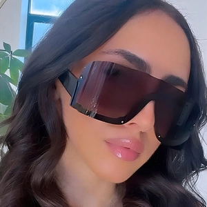 Lunettes de soleil carrées sans monture avec verres dégradés portées par un mannequin
