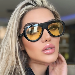Lunettes de soleil aviateur oversize avec monture noire et verres dégradés oranges