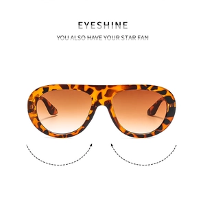 Détail de la monture léopard avec des verres dégradés marrons sur ces lunettes