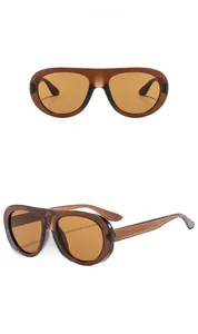 Détails de lunettes de soleil ovales teintées thé avec monture rétro et vue de profil