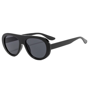Lunettes de soleil aviateur ovales oversize à monture noire épaisse et verres gris foncé