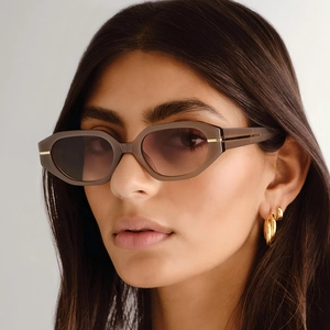 Lunettes de soleil œil-de-chat marron translucide avec détails dorés élégants