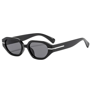 Lunettes de soleil noires polygonales avec détails argentés et verres gris foncé