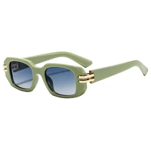 Retro quadratische grüne Sonnenbrille mit blauem Farbverlauf und Goldakzenten