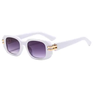 Retro quadratische weiße Sonnenbrille mit lila Verlaufsgläsern und goldenen Details