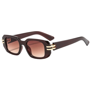Retro quadratische braune Sonnenbrille mit Goldakzenten und Verlaufsgläsern auf weißem Grund