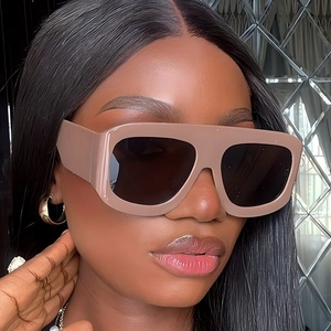 Übergroße quadratische Sonnenbrille in Nude mit schwarzen Gläsern für einen Sommer-Look