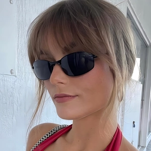 Occhiali da sole cat-eye retrò Y2K neri con montatura stretta per donna trendy