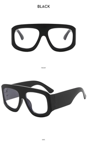 Vorder- und Seitenansicht der klobigen schwarzen quadratischen Sonnenbrille mit breiten Bügeln