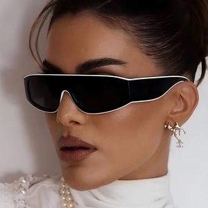Lunettes de soleil oversize rétro-futuristes avec verres noirs et monture blanche