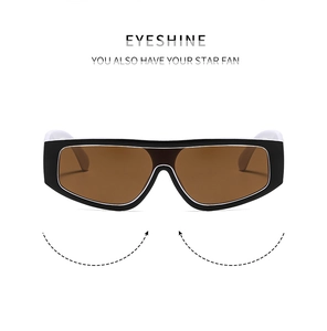 Gros plan de lunettes de soleil de sport rectangulaires avec monture noire et blanche