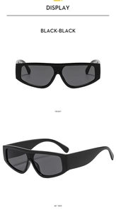 Gros plan de lunettes de soleil géométriques noires avec monture épaisse et verres foncés