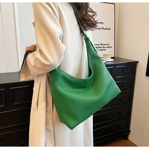 Sac hobo vert chic avec textures plissées verticales porté à l'épaule pour femme