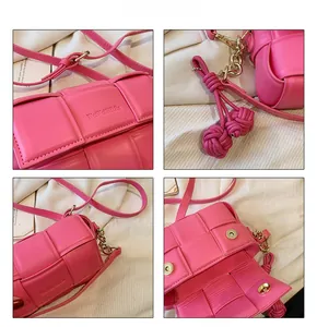 Vue détaillée du sac bandoulière tressé rose rouge avec texture matelassée et chaîne
