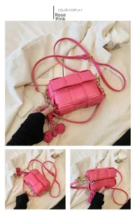 Détails de la texture en cuir tissé et chaîne dorée sur ce sac carré rose fuchsia