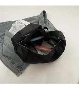 Détail de l'intérieur d'un grand sac fourre-tout noir en nylon avec rangement spacieux