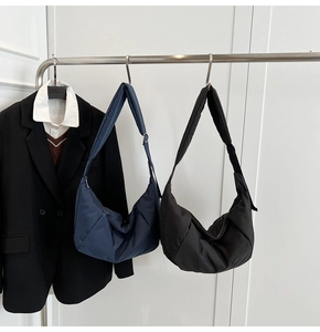 Détails des sacs croissants en nylon bleu marine et noir avec design plissé moderne