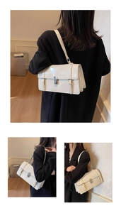 Détail du sac bandoulière blanc en cuir brillant avec boucle en métal et sangles