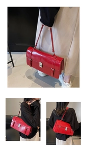 Détail d'un sac messager en cuir ciré rouge avec boucle rotative en métal argenté