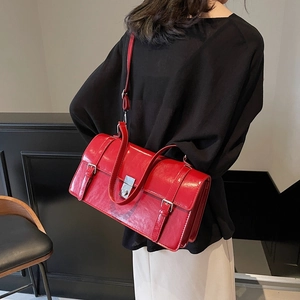Sac bandoulière rectangulaire rouge verni avec boucles argentées pour femmes élégantes