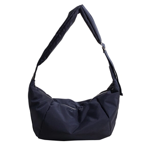 Sac à bandoulière bleu marine en nylon avec large sangle pour un look décontracté