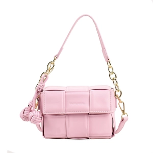 Sac carré tissé rose chic avec chaîne dorée et pendentif à nœud décoratif