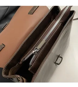 Nahaufnahme des glatten silbernen Metallreißverschlusses am braunen Vintage-Lederrucksack
