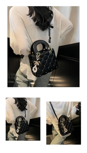 Détail d'un sac à main noir matelassé avec clous dorés et pendentif noeud perle élégant