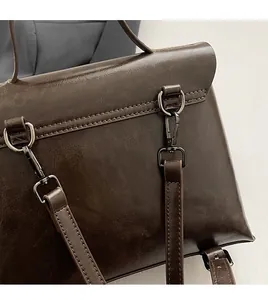 Details zur abnehmbaren Schnalle und dem dunkelbraunen Lederriemen des Rucksacks