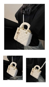 Détail du sac à main matelassé blanc avec coutures classiques et élégant pendentif perle