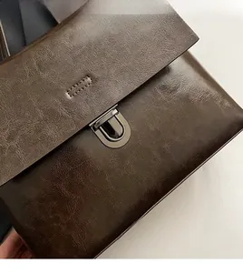 Detailansicht der braunen Öl-Wachs-Ledertasche mit hochwertiger Metallschnalle im Vintage-Stil