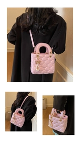 Détails du sac à main matelassé rose avec clous dorés, perle et poignée ronde