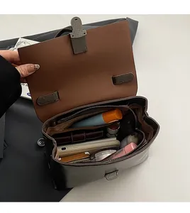 Innenansicht des braunen Lederrucksacks mit viel Platz für Make-up und Smartphone