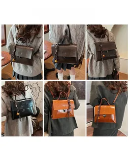 Detailansicht Vintage-Rucksack aus Kunstleder mit gewebtem Quastenanhänger und Schloss