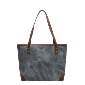 Borsa tote grigia minimalista con manici in pelle marrone e dettagli in metallo oro
