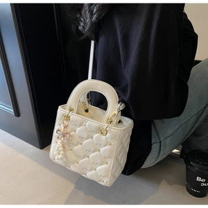 Détails du sac à main matelassé blanc avec breloque perle et finitions dorées chic