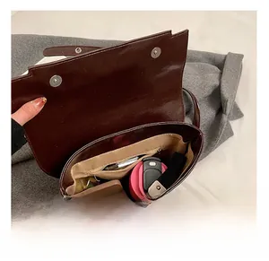 Détail de l'intérieur spacieux du sac à dos vintage en cuir avec poche zippée