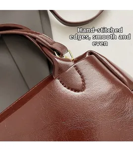 Détail du sac en cuir marron avec coutures manuelles de qualité et texture lisse polie