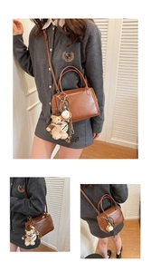 Détail d'un sac à main rétro en cuir marron avec breloque ours et baseball sur parquet