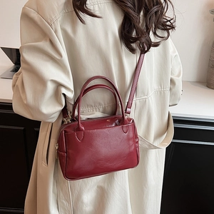 Elegante weinrote Lederhandtasche für Damen mit Griffen und verstellbarem Schultergurt