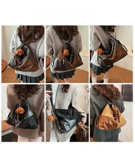 Détail d'un grand sac cabas en cuir PU souple avec pendentif ours en peluche